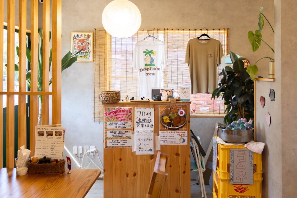 トロピカツの入口まわり