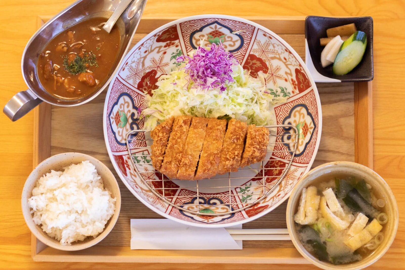 ごはん・キャベツおかわり無料の定食
